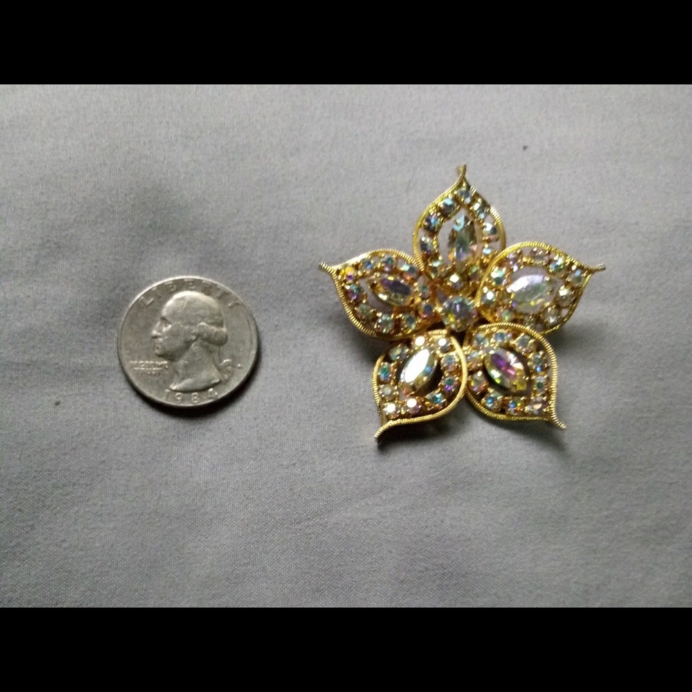 FLOWER BROACH PIN